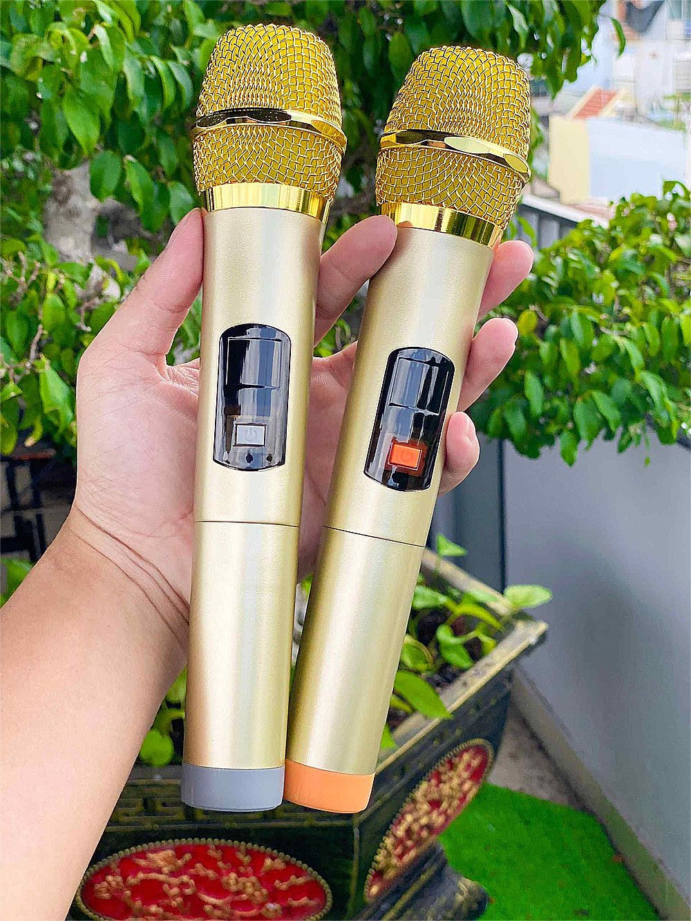 Loa karaoke xách tay V9 Promax, 2 mic ko dây