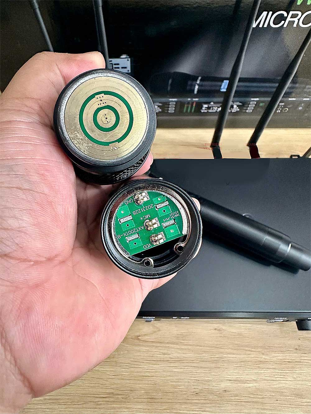 Micro không dây SHURE AXT 400, chống hú cao